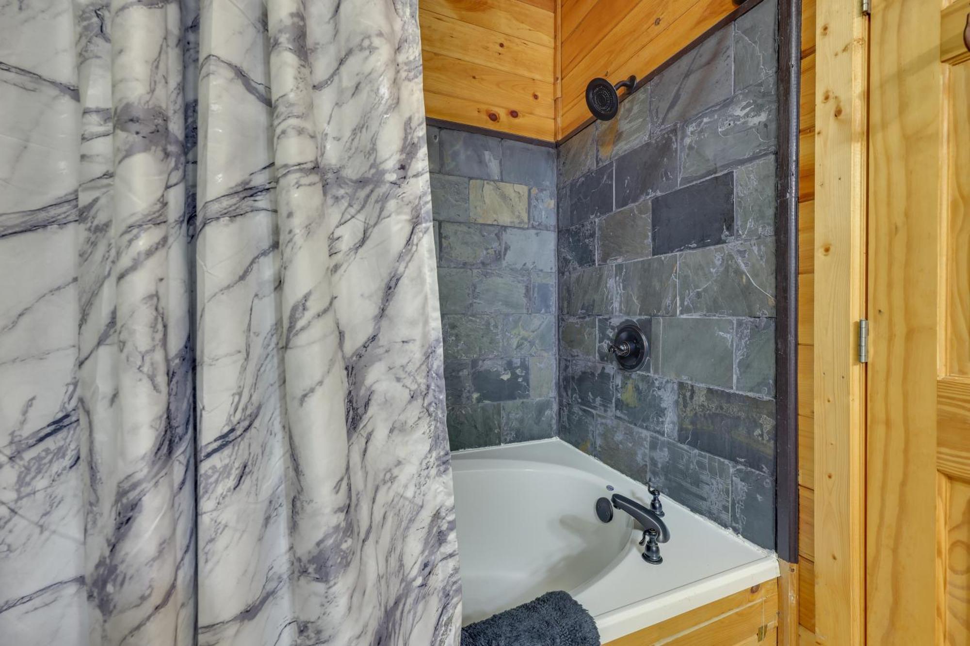 Riverfront Ellijay Cabin With Deck And Pool Access! מראה חיצוני תמונה