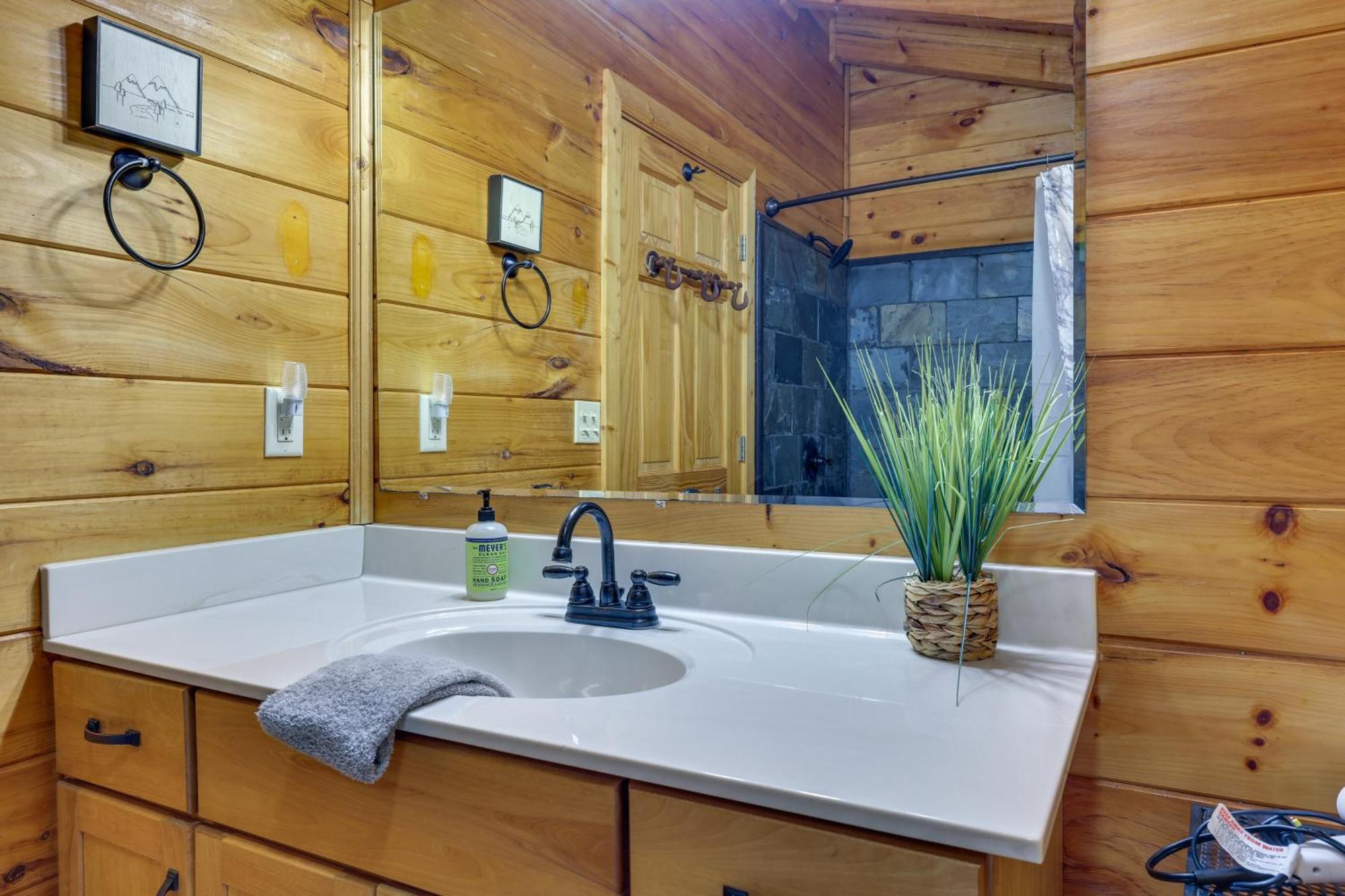 Riverfront Ellijay Cabin With Deck And Pool Access! מראה חיצוני תמונה