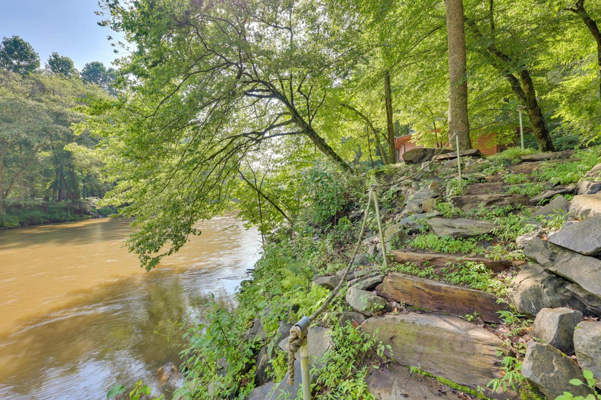 Riverfront Ellijay Cabin With Deck And Pool Access! מראה חיצוני תמונה